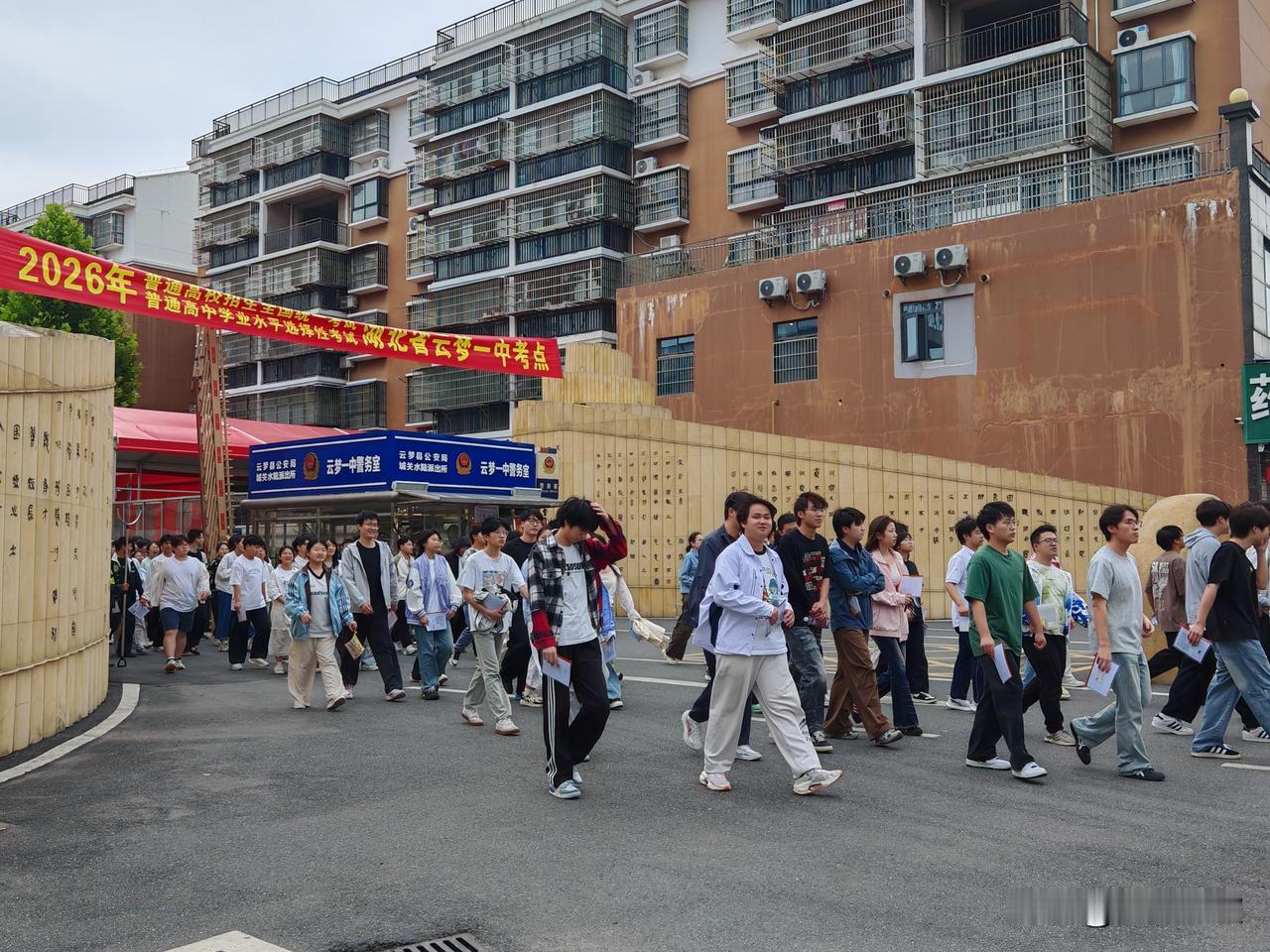 云梦高考生说，高考第一天，这天气真给力！清晨下雨，后转阴，温度适宜，不冷不热，太