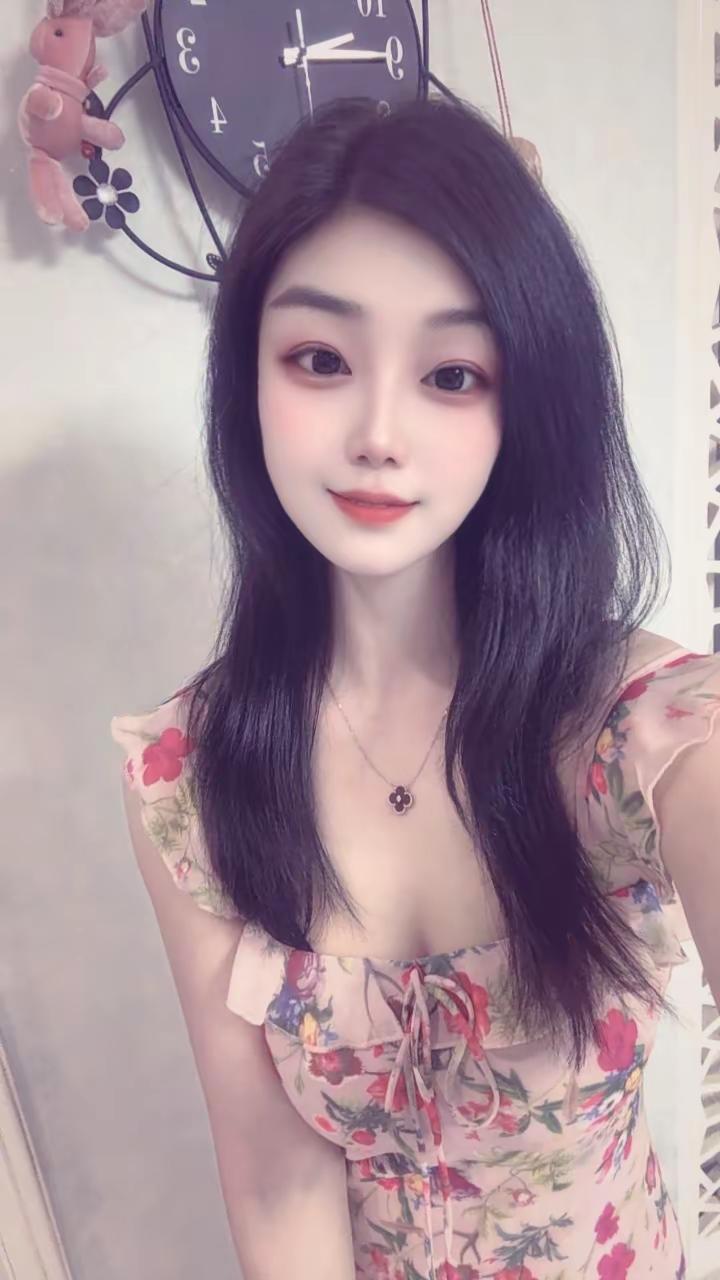 碎花裙穿起来😂😂咋就看着这么怪了[偷笑][偷笑]