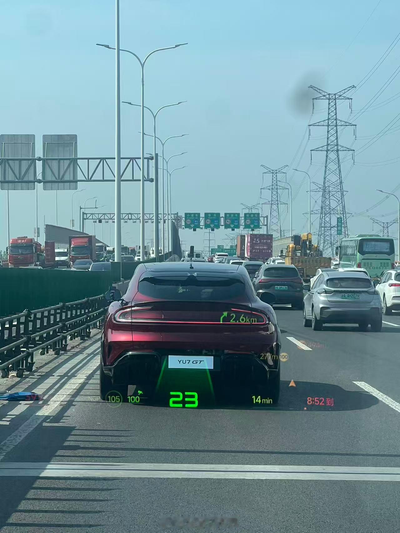 上海街头偶遇YU7 GT怎么办，当然是第一时间发给小米YU7车主呀太期待看到实车