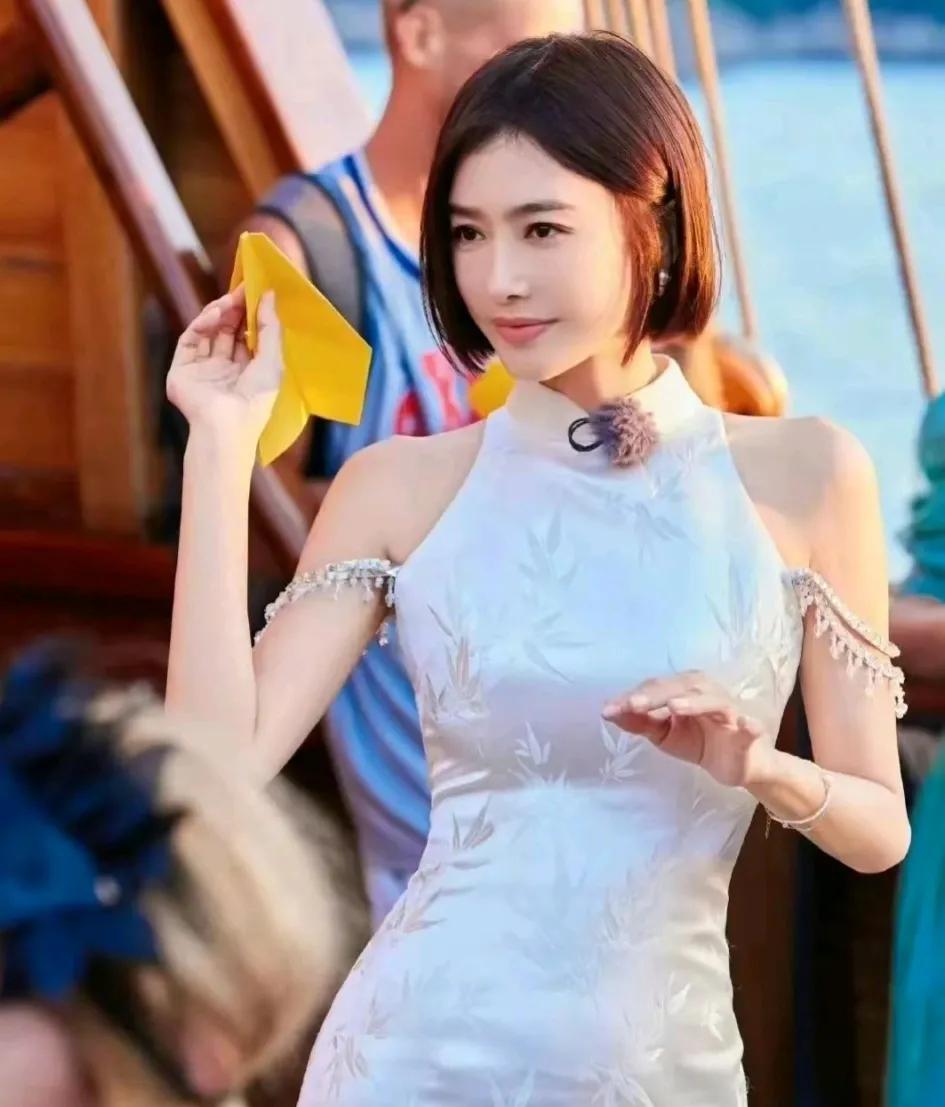 我发现，短发配旗袍
别有一番滋味，看秦岚这个造型就知道
有一次，秦岚出席活动
就