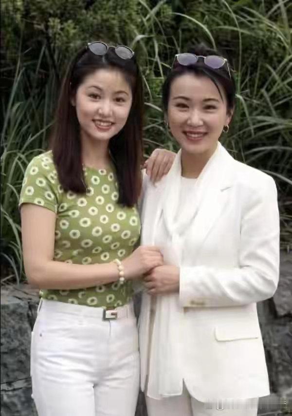 1997年经典同框，21岁林心如邂逅29岁萧蔷，两位颜值佳人气质灵动，青涩模样尽