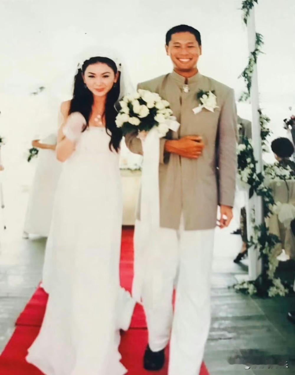温碧霞高调发文：一转眼都25年了。

10月1日，在这个举国同庆的日子里，温碧霞