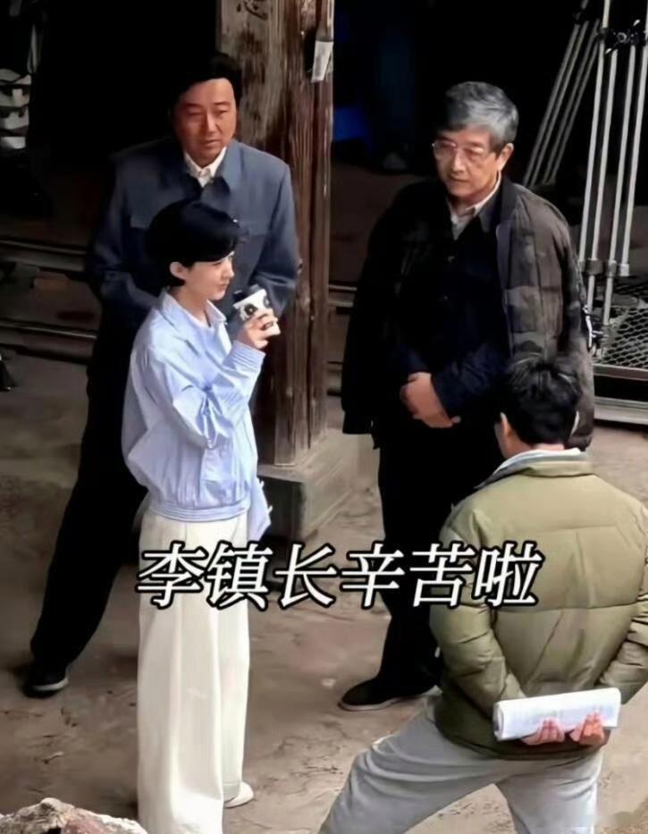 赵丽颖这“剧抛脸”真不是吹的，瞧瞧她饰演的李镇长，那叫一个干练！妆容造型朴素得很