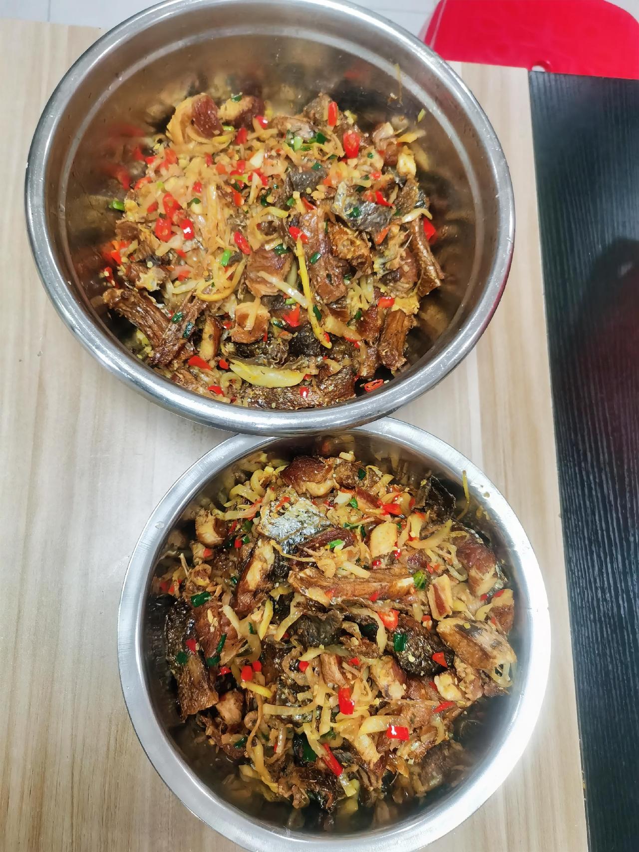 今日食堂家常菜谱：
酸萝卜炒腊鱼
焖土豆
蘑菇肉沫汤。

每天窝在这个小厨房，除