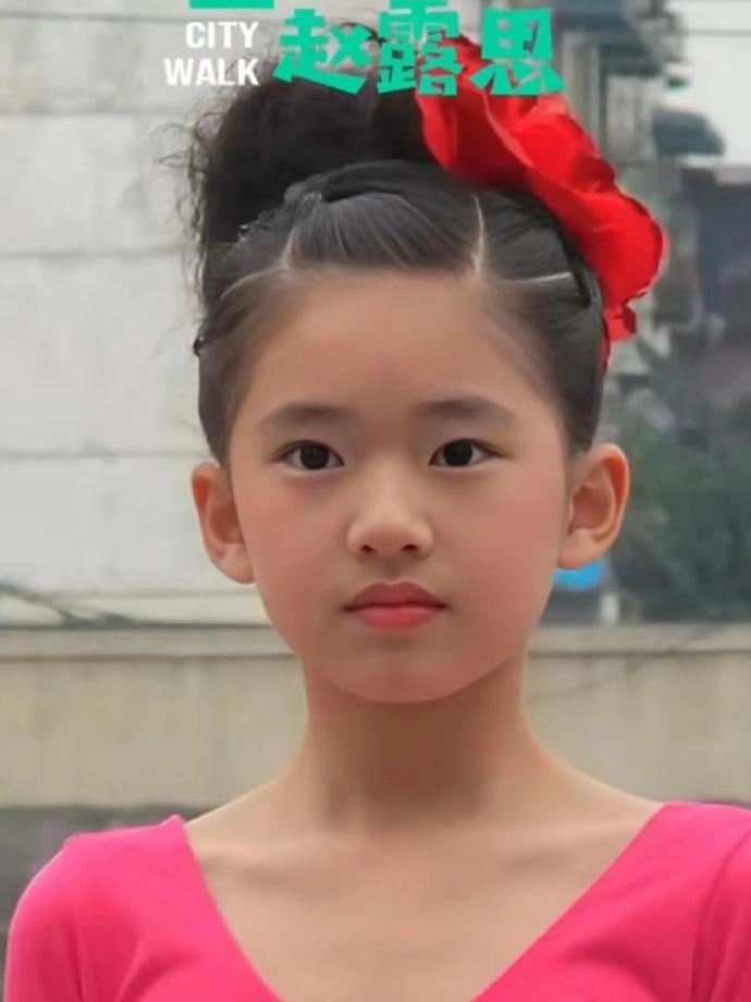 赵露思小时候更是萌的没边 