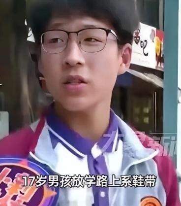 低头系个鞋带，竟捡着32克金手镯！5月5日河南平顶山，17岁男生面对三万多横财没