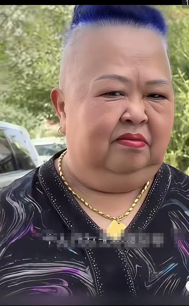 不用多说，大姨绝对是个狠人！看眼神，就一幅不好惹的样子！