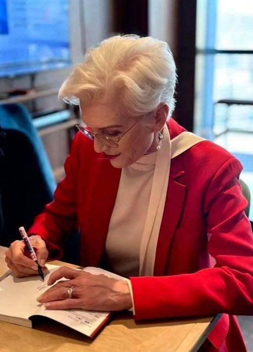 不要让表象给骗了，赚中国的钱给美国政府办事。马斯克的母亲梅耶·马斯克在社交平台上