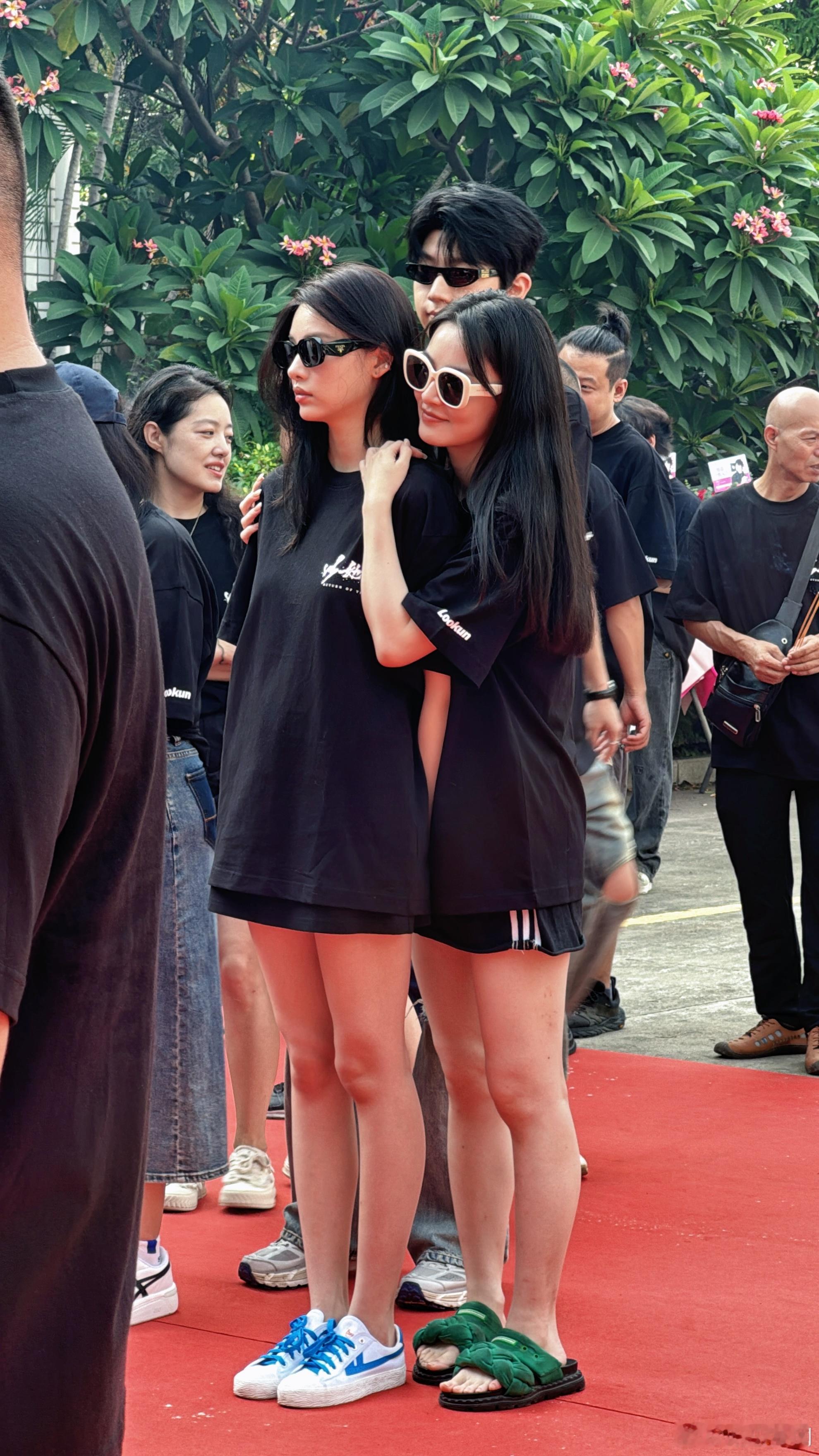 #张艺上吴俊霆新剧开机# 新剧开机，《以她之名》来袭！主演们状态优，颜值美，张艺