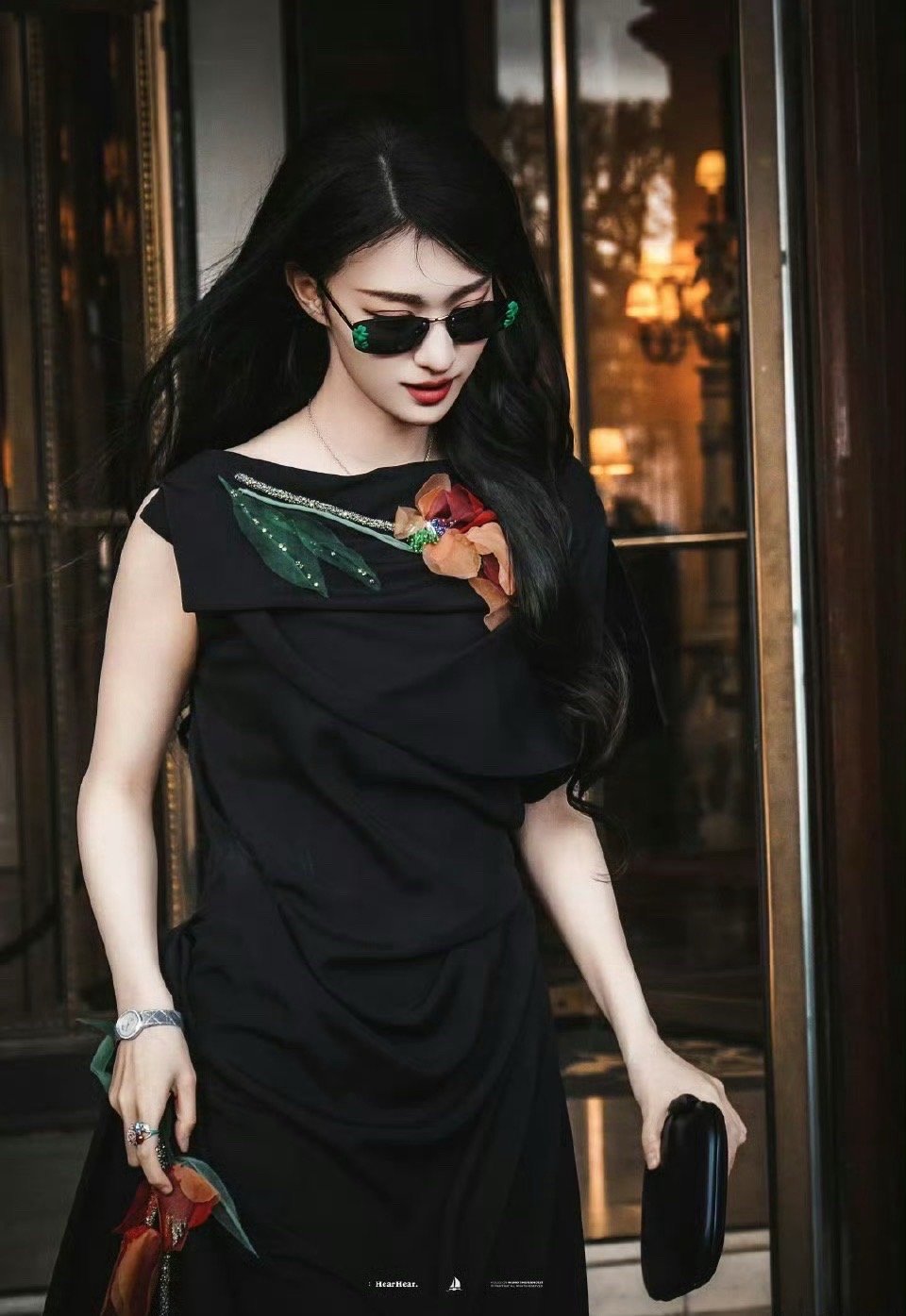 王楚然老钱风王楚然出个国怎么美成这样 王楚然巴黎造型尽显老钱格调，黑裙配花饰、复