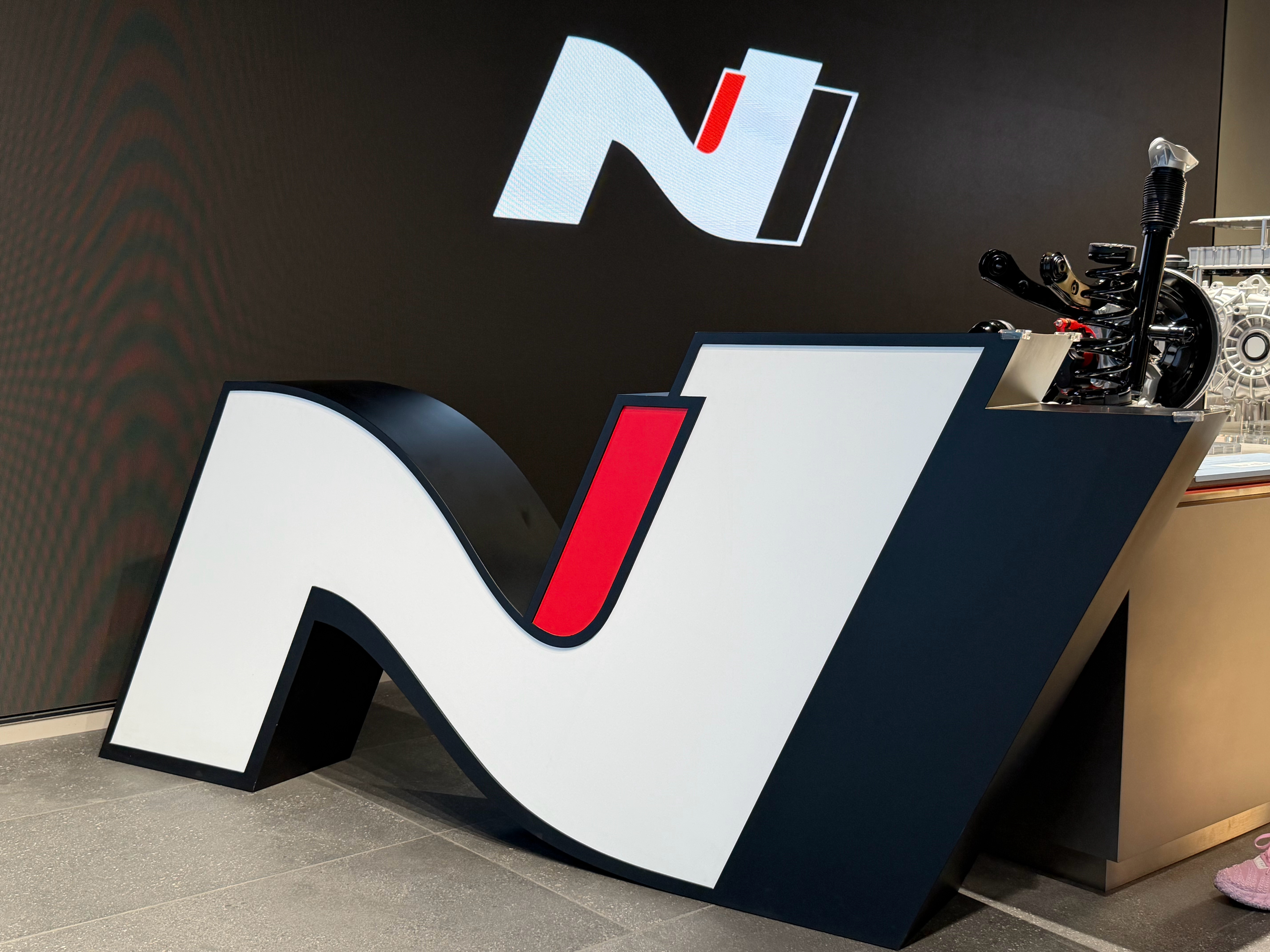 昨天去了现代N上海旗舰店开业一周年，突然对听自己的声音这句话有了更深刻的理解现代