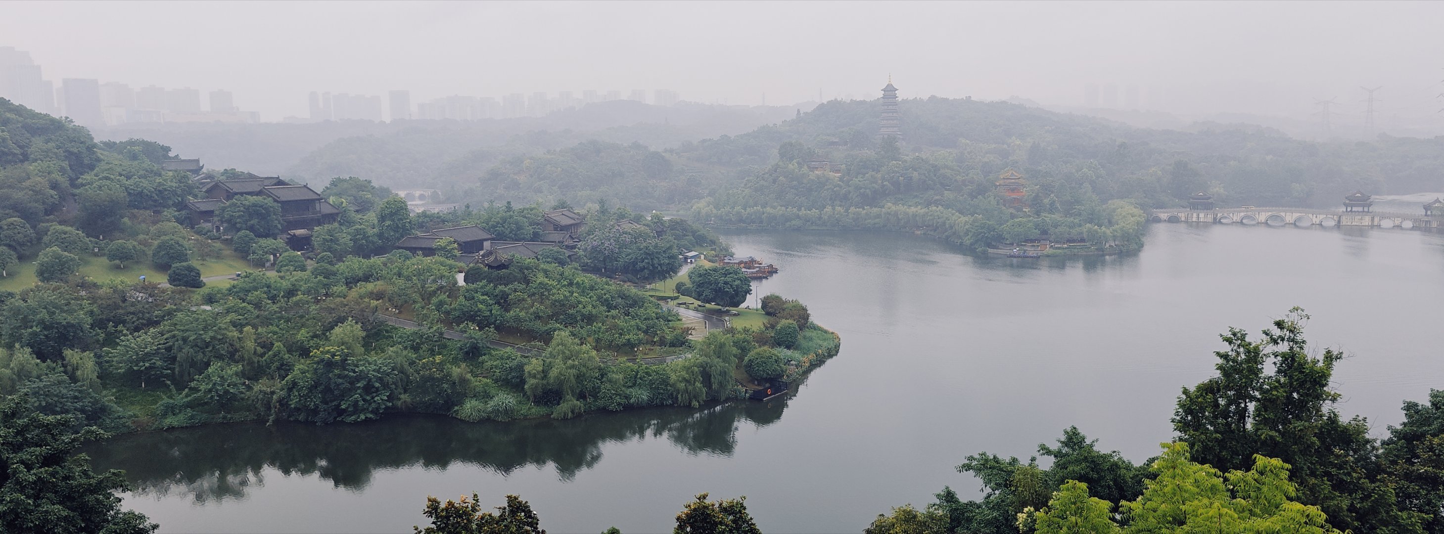 重庆园博园在朦胧的雾气中显得格外秀丽，山水相映，亭台楼阁隐现其中。这样的美景，让