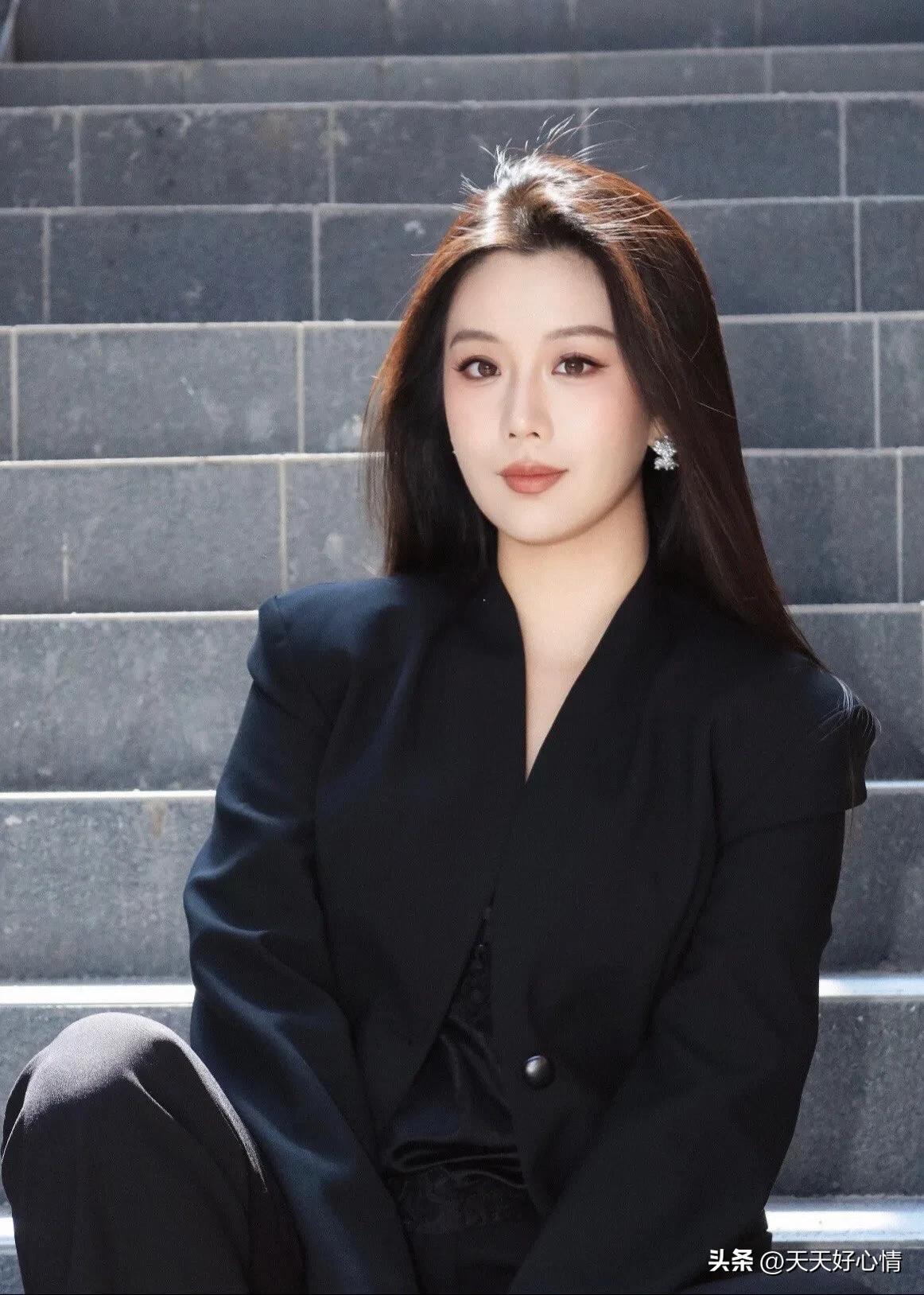 黑衣美女
