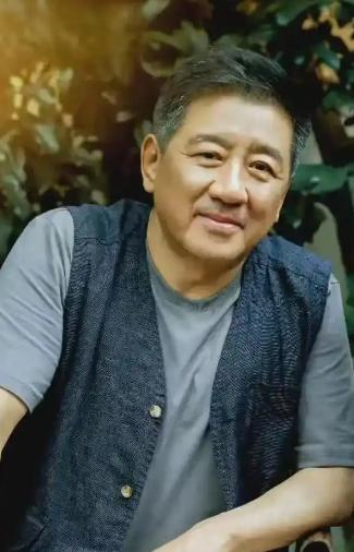 一个演员拍到 7 成戏份，临时坐地起价要求片酬翻倍，不满足就直接罢演。导演没多废
