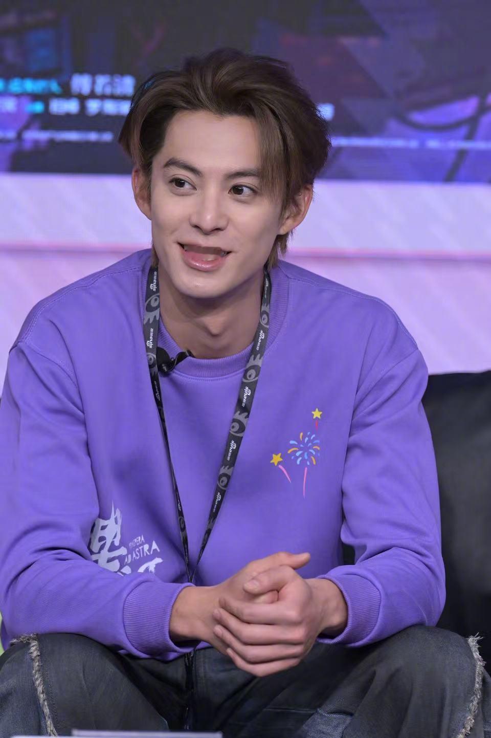 王鹤棣宋茜又跳了屋顶着火《星河入梦》扫楼甜度拉满！王鹤棣宋茜同台玩《屋顶着火》禁