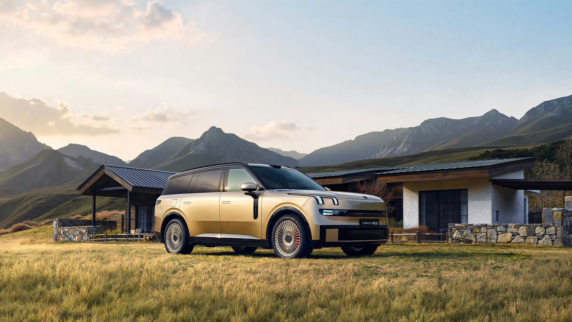 领克900大五座来了，2.0t的版本比六座减了一款顶配三电机后轮转向配置，实话实