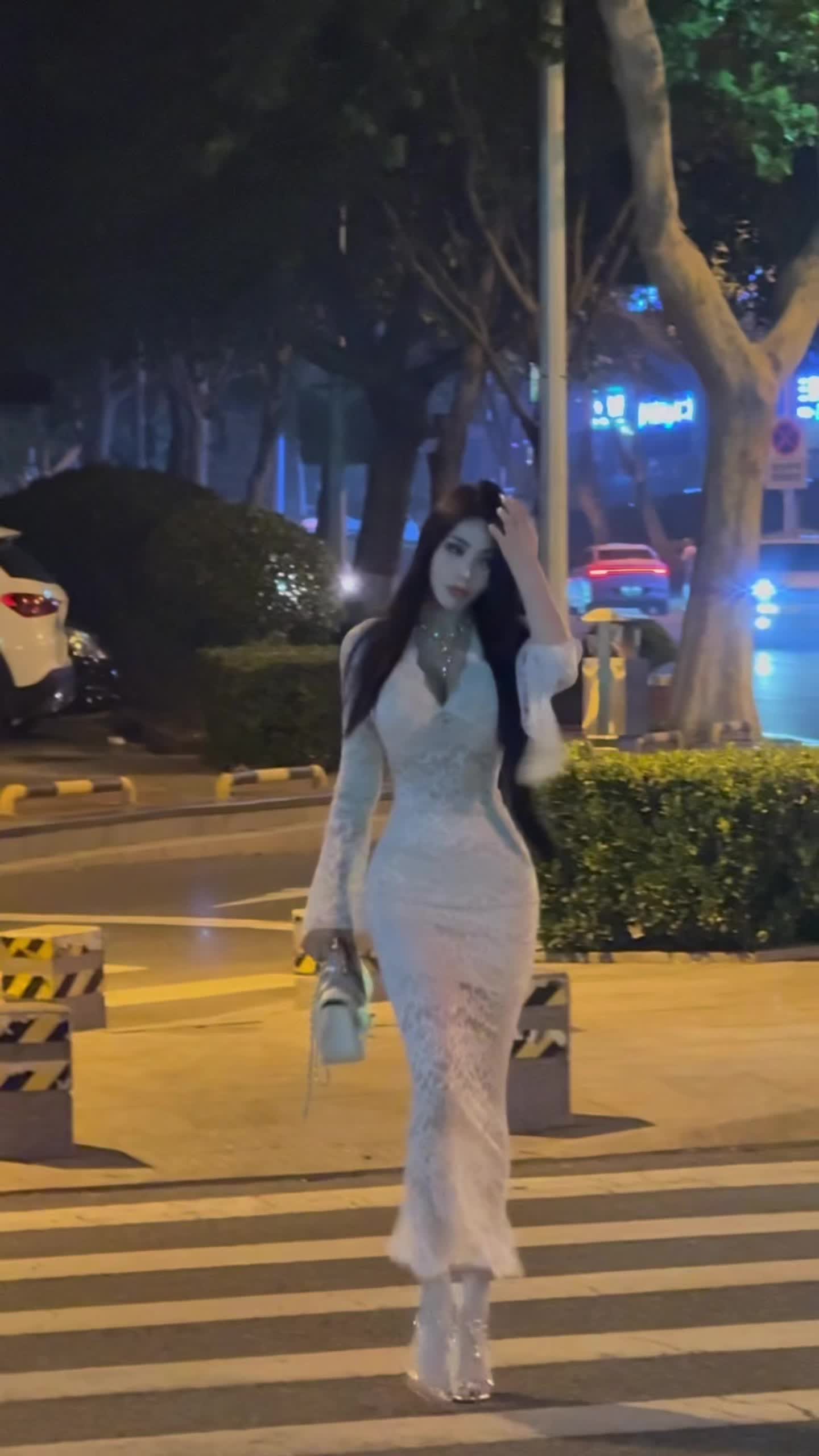 我坐在那里 就已经为这场约会买单了