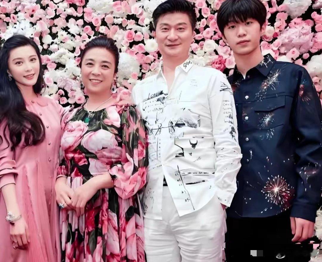 范丞丞和74岁爸爸同框，比起父子倒更像是兄弟俩，爸爸保养的很好。 ​​​