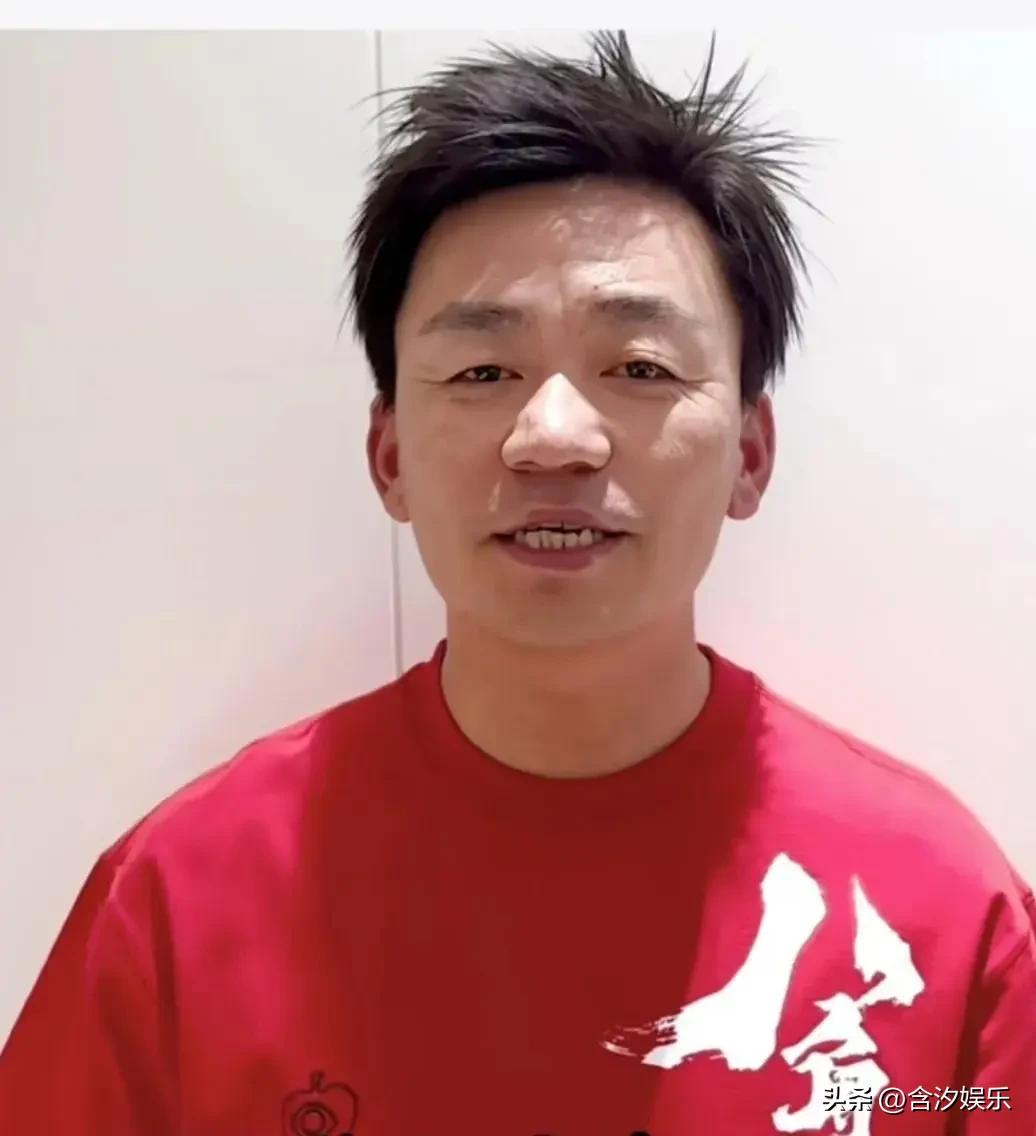 王宝强开着万的大奔回村过年，看到村口的牌坊上写着“王宝强家乡”，王宝强很不满意，