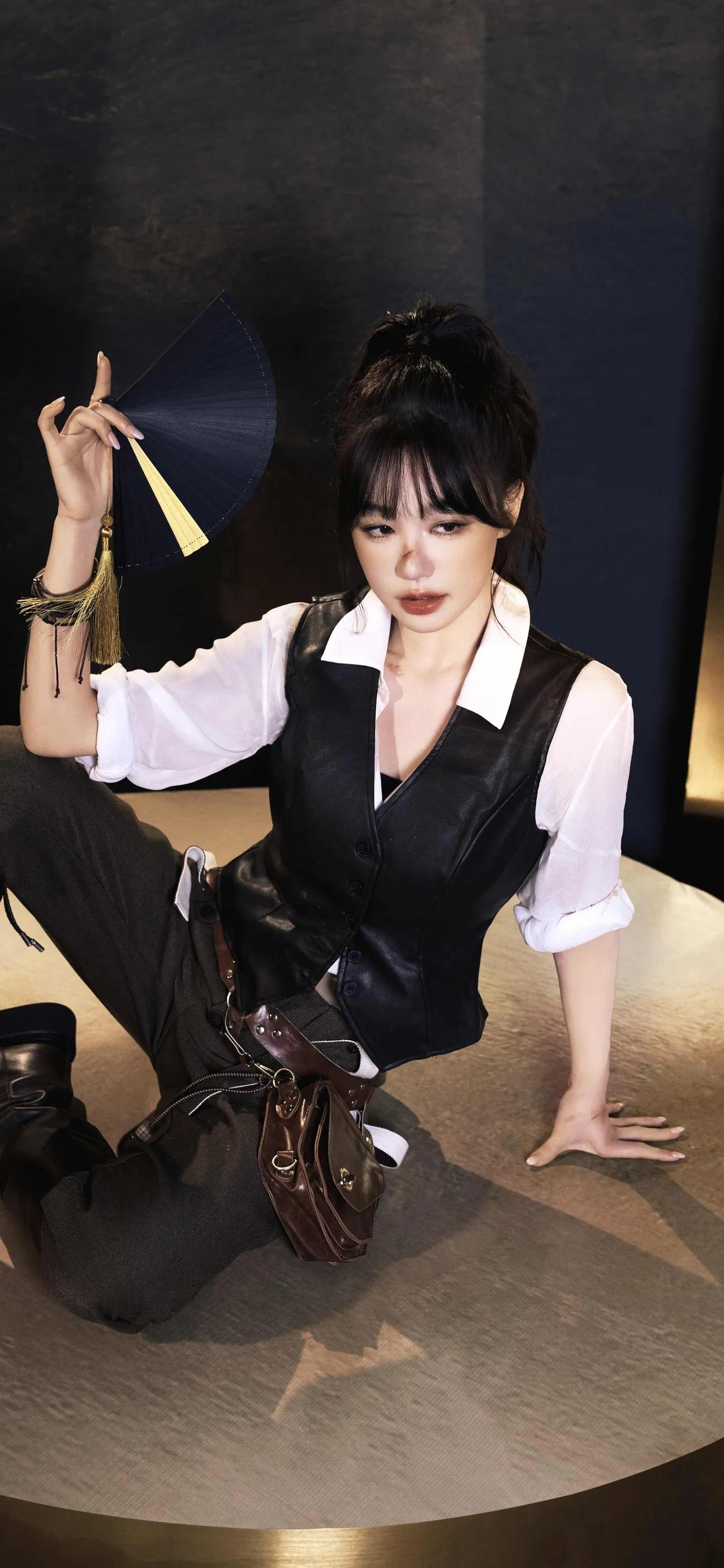 美女壁纸～光影交织间，解锁复古工装的飒爽美学。利落的皮质马甲勾勒身形，工装裤与厚