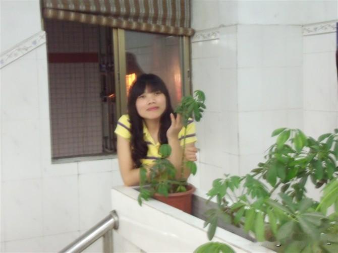 一位大姐走进店里，目光扫了一圈，开门见山：“能尝尝吗？”

“当然，先尝后买，应