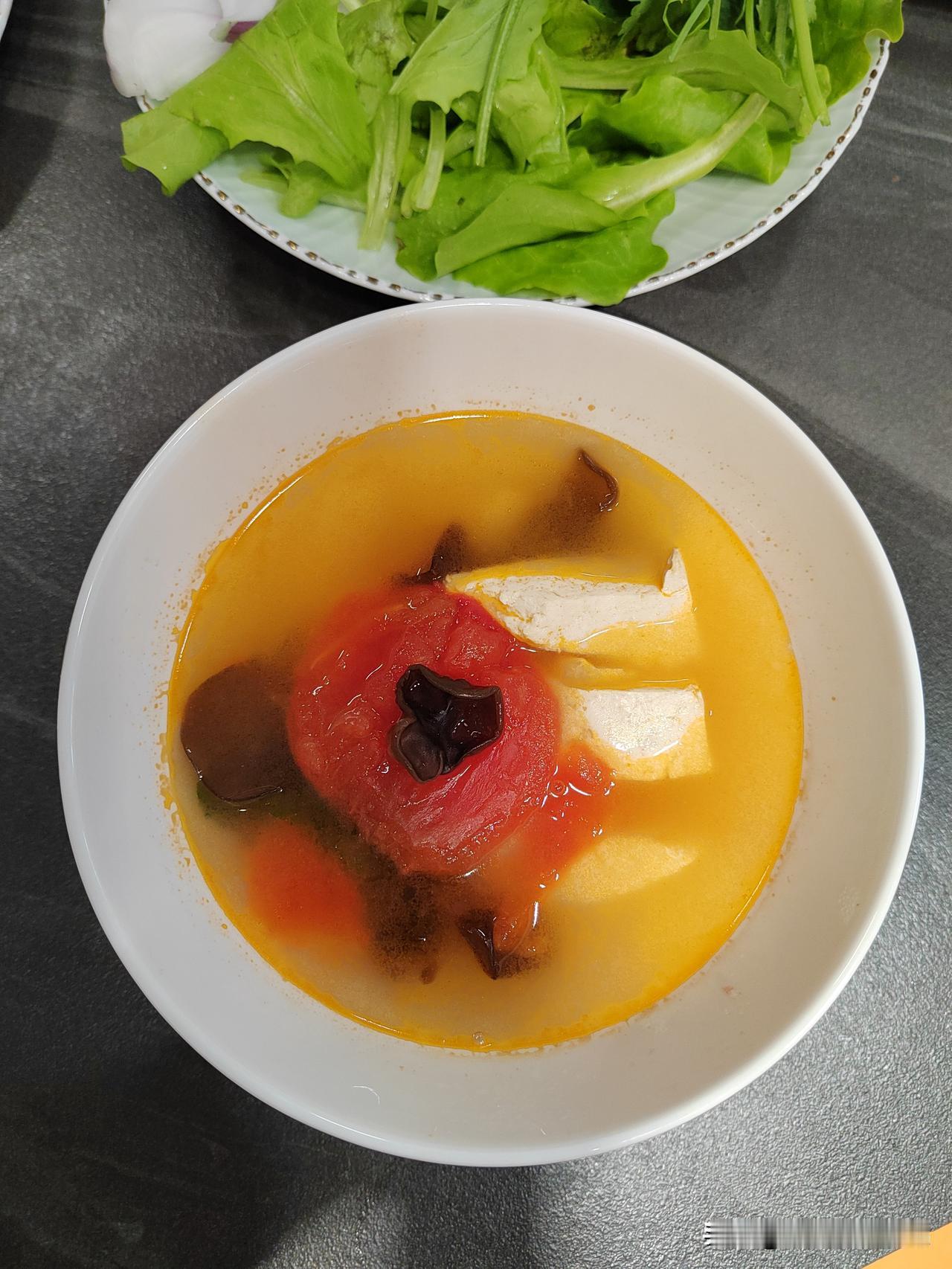 昨晚，姐妹4人，搓了一会儿小麻将，战绩，我成了日本选手。

回来洗漱完毕，又发了