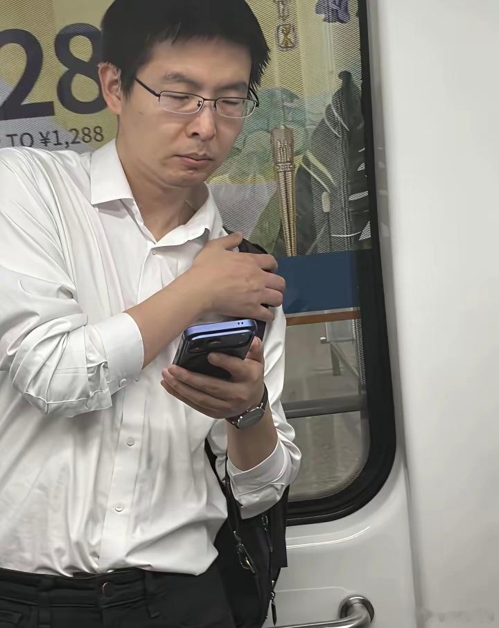 口罩期间看视频王兴兴和其他两个也是很有名的年轻企业家在杭州街头路边摊吃烧烤，当时