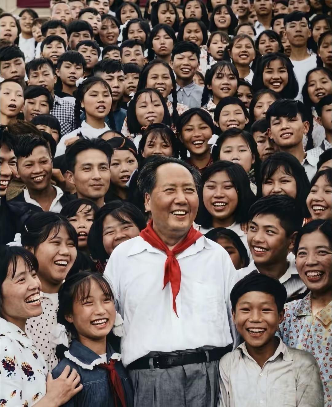 1959年6月26日，毛主席和韶山儿童合影，毛主席关爱祖国的少年儿童，脸上露出灿