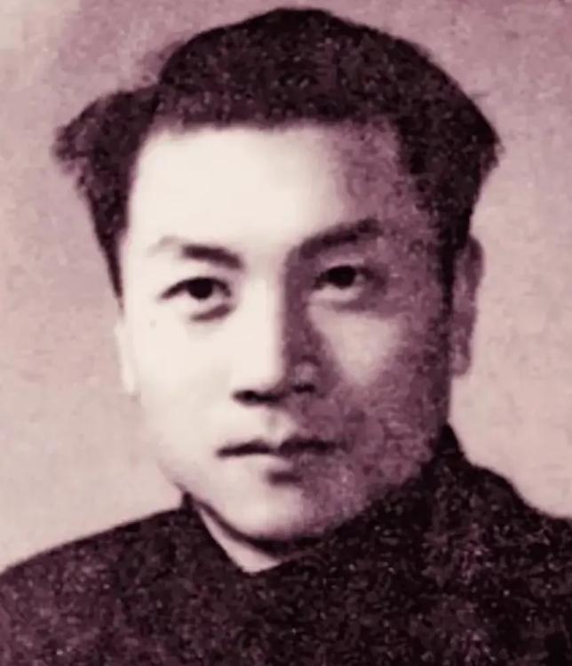 1944年，地下党员任远被俘，半夜，他悄悄叫醒狱友，对他说：“我受了重伤，活不了
