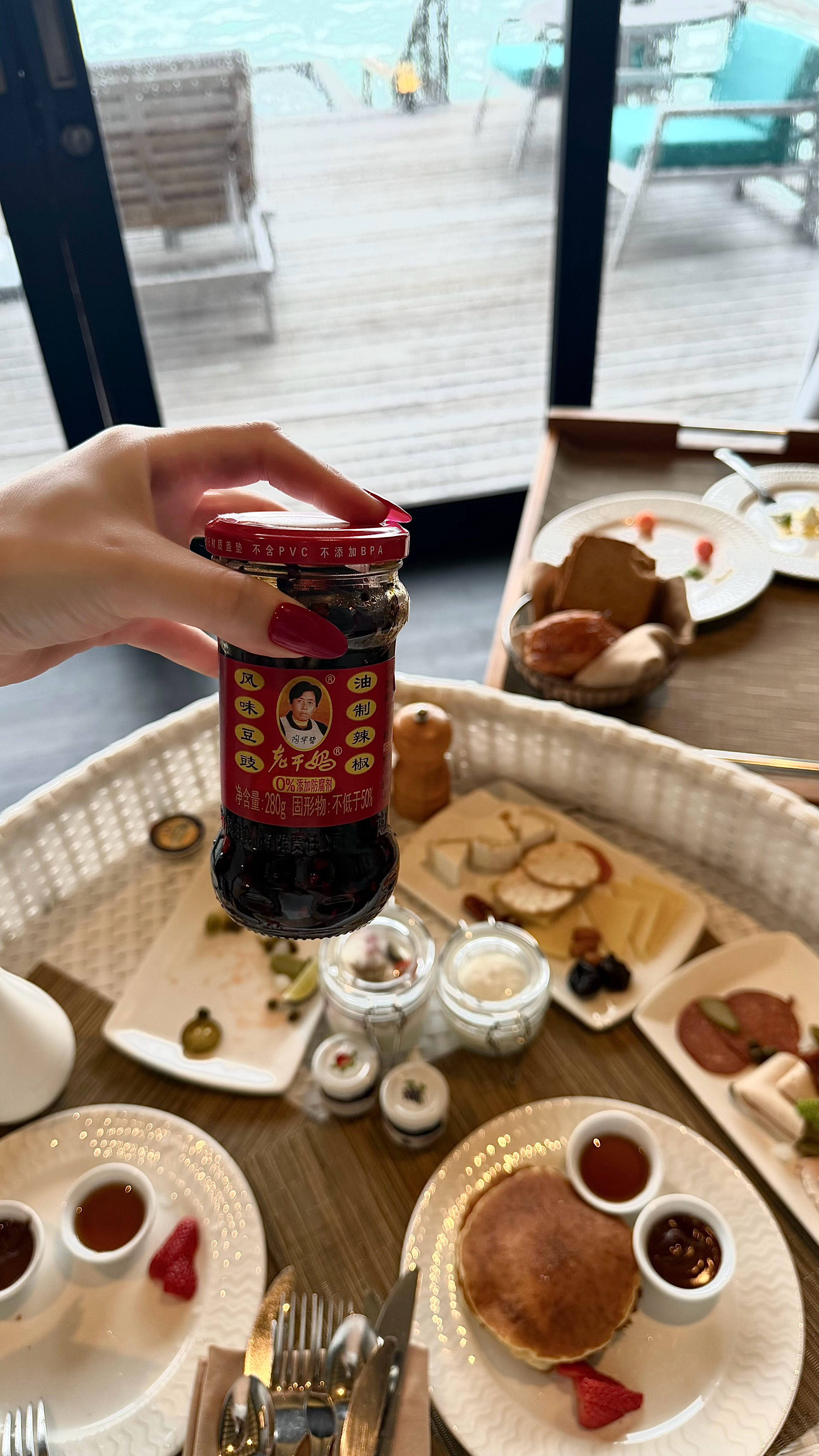 这等美味 无人能懂此刻 一位都市丽人正在享用她的老干妈高级早茶早餐打卡总能选到中