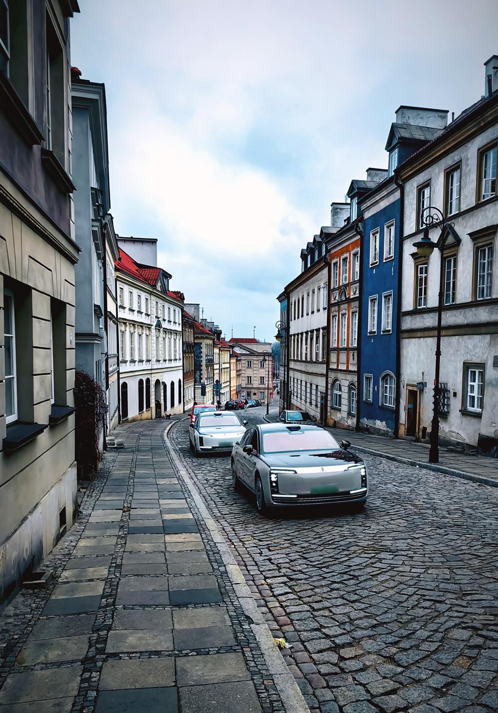 齐宇与郭局驾驶着尊界S800，历经两个多月，完成了穿越十个国家的长途探险。在这段