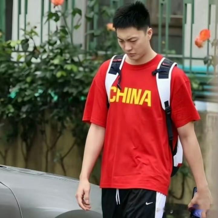 广东宏远只有三人现身北京集结，没看到徐杰！郭士强带领教练组正在北京观看半决赛，北