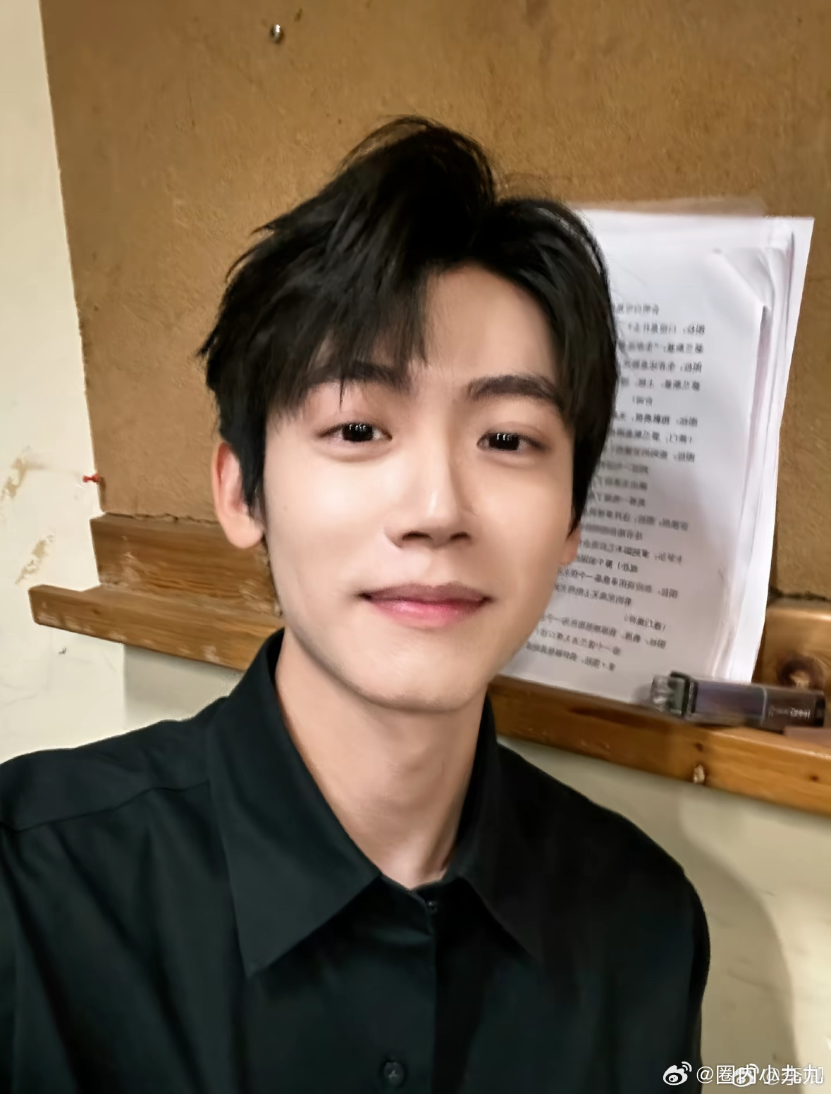 哥哥有一种年轻但是年上的感觉183的身高，配一张冷萌脸，含蓄内敛有点社恐的性格，