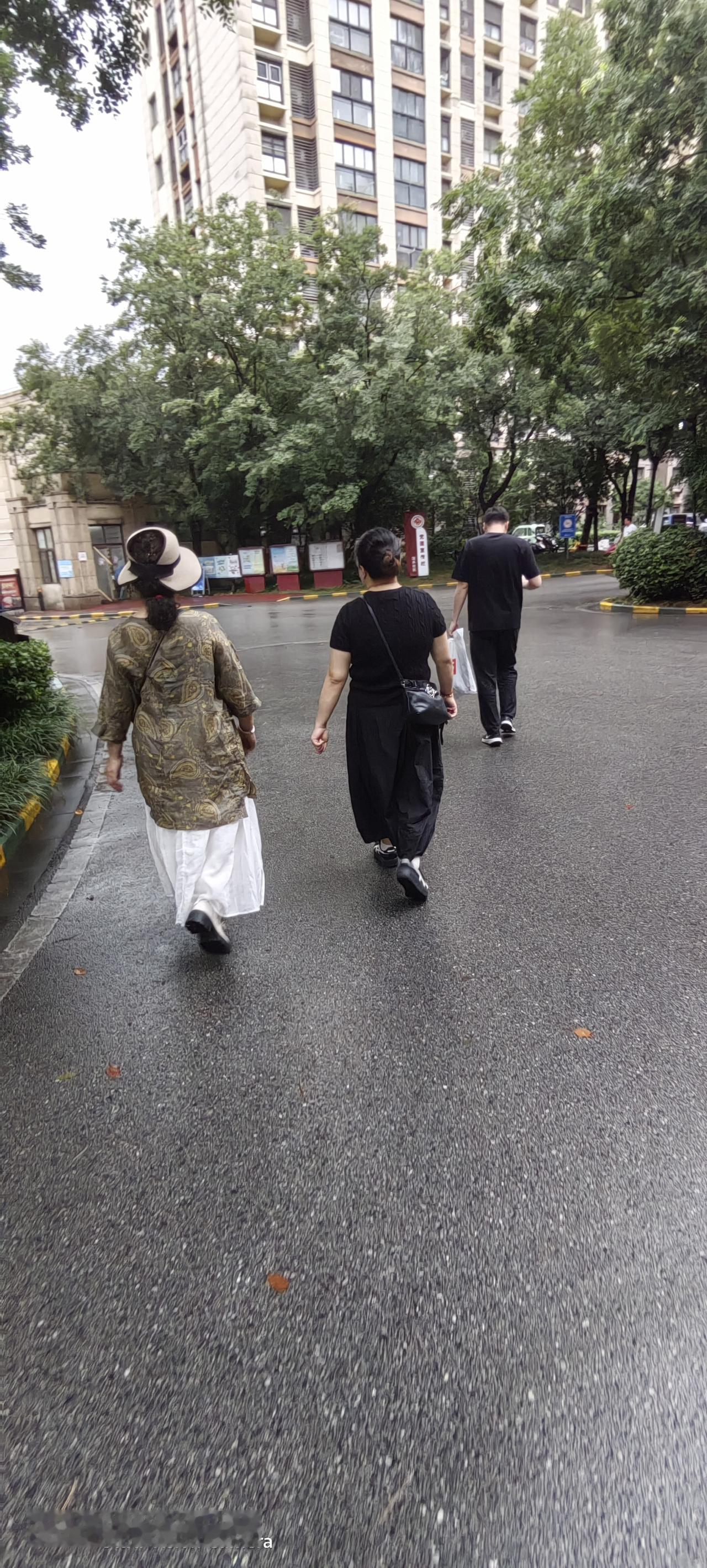 陪孩子体检
今天陪女儿去苏州红十字会医院体检，遇上一位话痨司机，早上在家吃的早餐