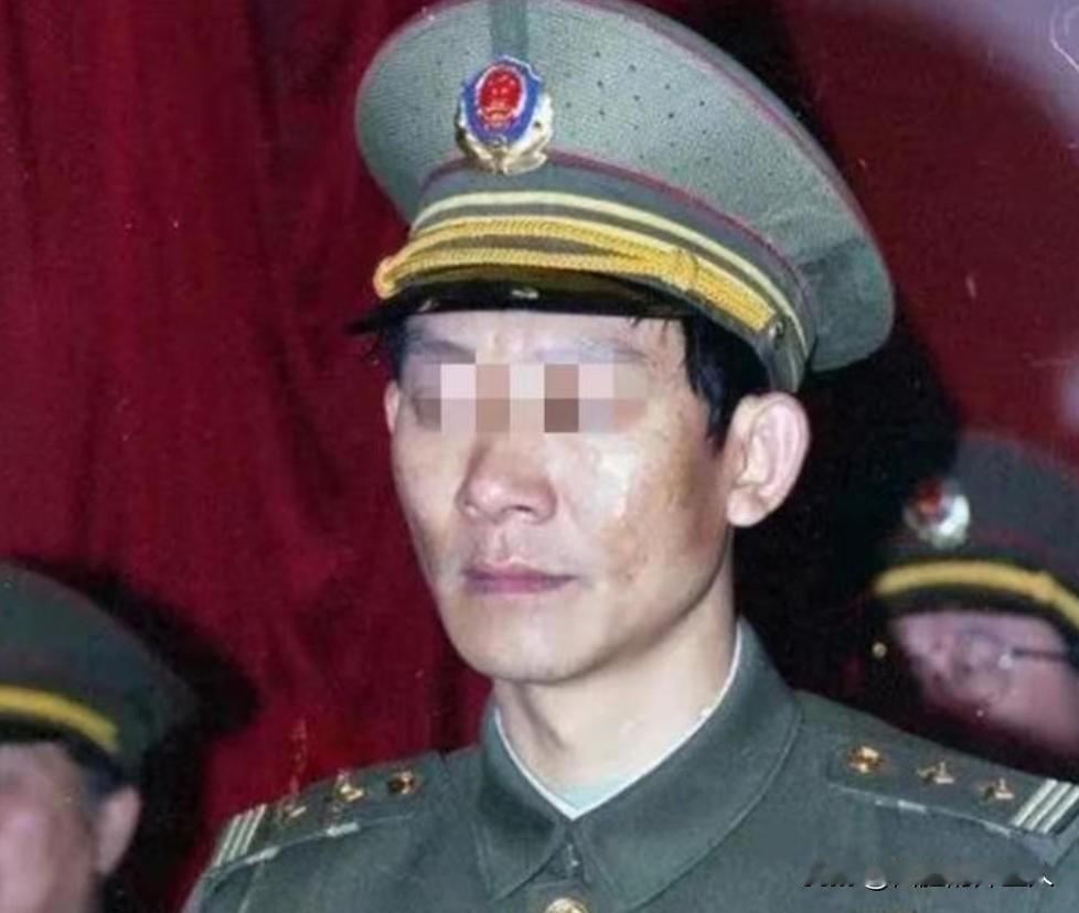 1992年，一名缉毒警察受邀参加颁奖仪式，由于主办方的失误，不小心切成了直播，导