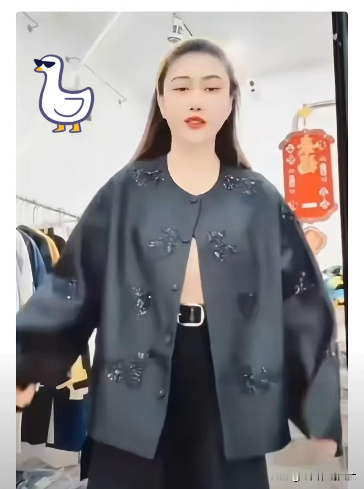 39岁，1987年出生的她，在直播间卖的一件衣服，看起来很普通，但是他有一个意外