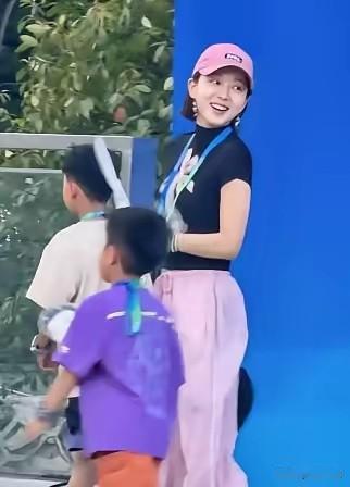 38岁马龙妻子夏露长沙赛场素颜出镜，全身没一个大logo却把老钱风松弛感拉满，网