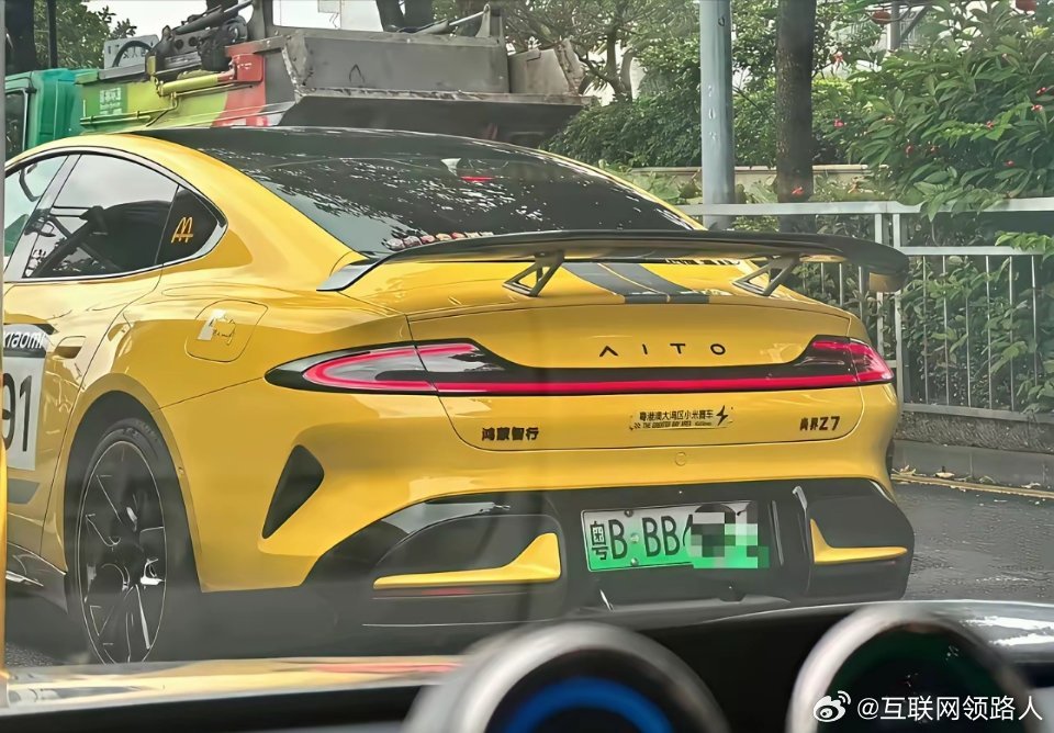 这位车主难道是华为的？看这台黄色Ultra，还带着点“尚界”的风格，估计雷军看见