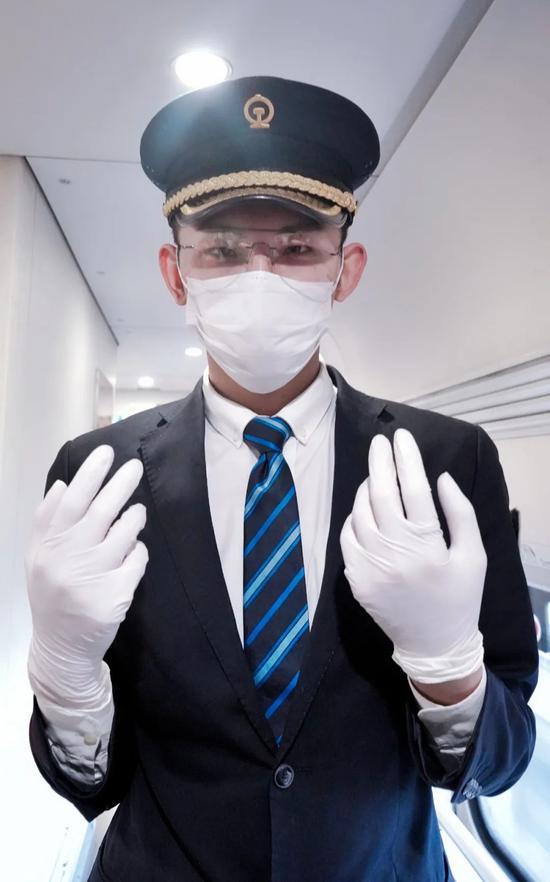 今天坐高铁返程，一路心情格外治愈。
 
这趟车由沈阳局沈阳客运段担当，上车之后就