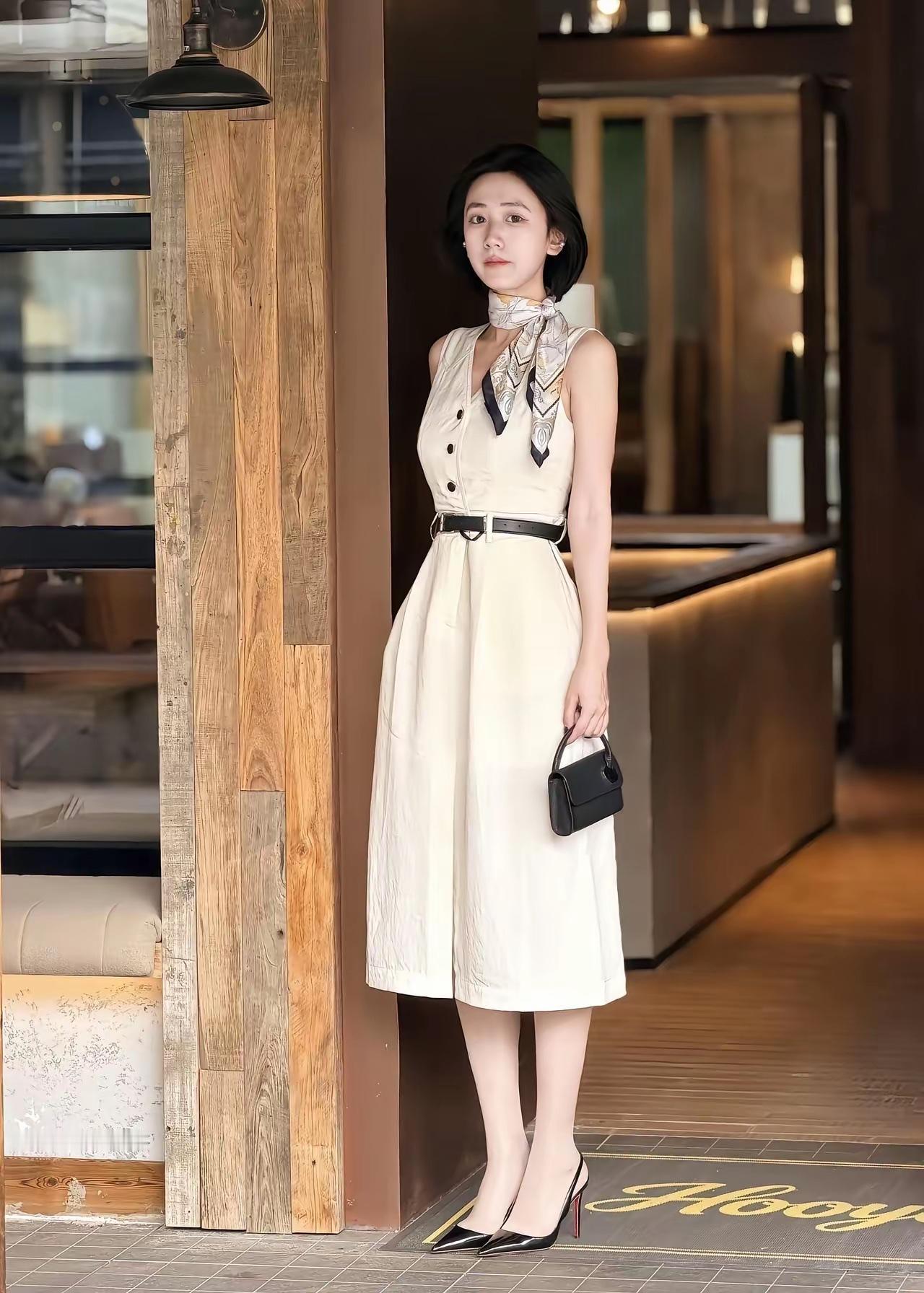 今天打扮的风格怎么样，特意选了一双特别女人的高跟鞋