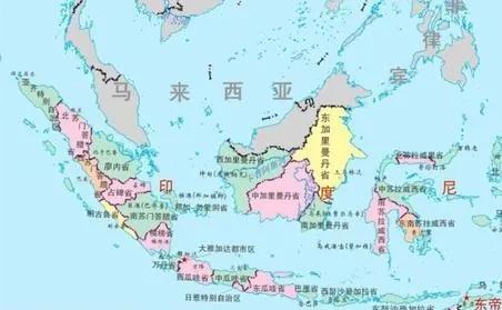 在我国南沙群岛的正南方有一个面积巨大的岛，叫作“加里曼丹岛”。这个大岛分属于三个