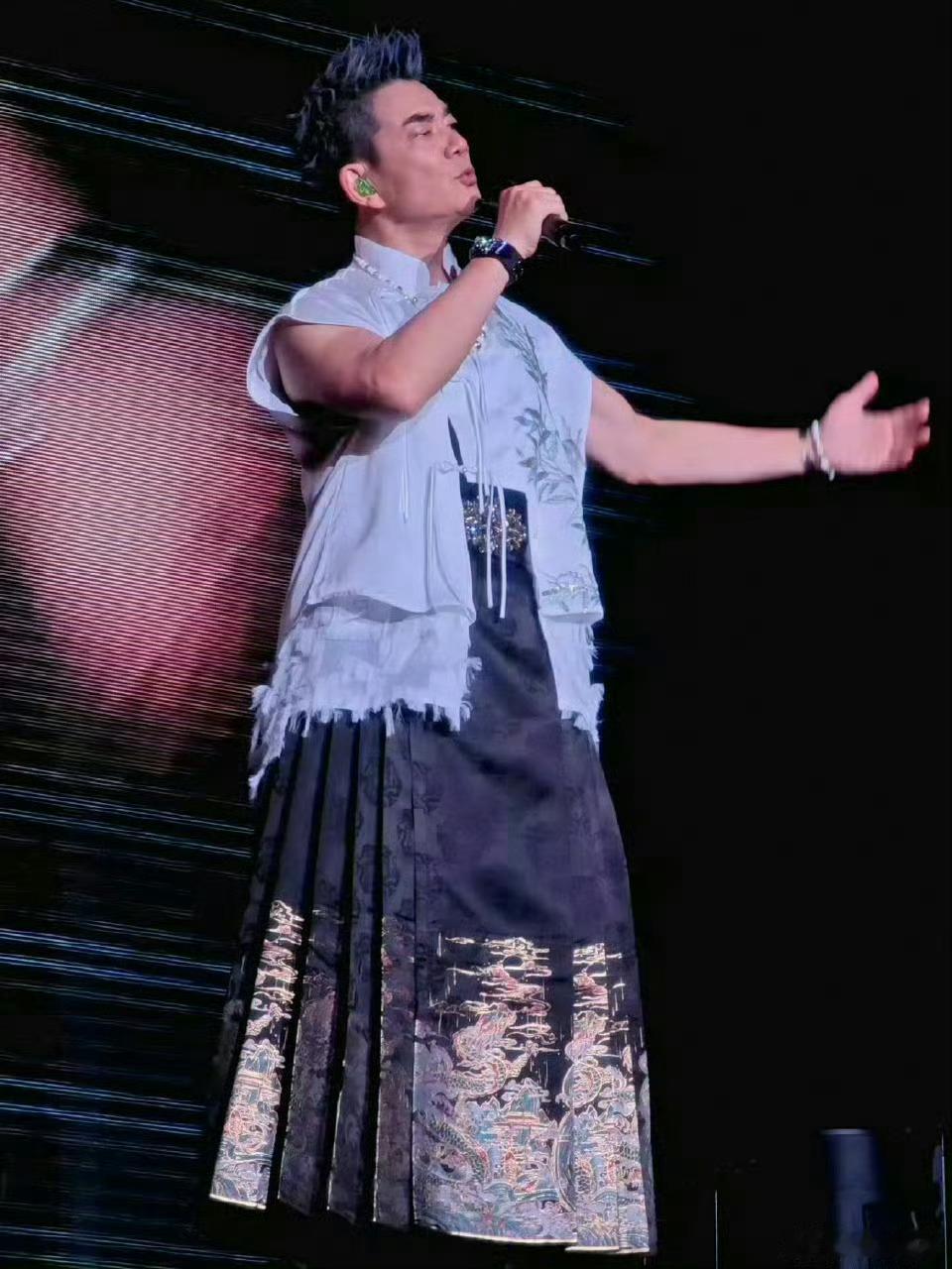 在任贤齐杭州演唱会找回18岁任贤齐杭州演唱会太震撼，太前奏一响，全场默契合唱《心
