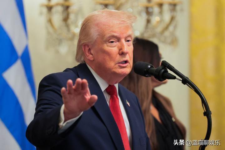 川普称将签署一项命令向TSA员工发薪以缓解机场的混乱。
美总统猛烈抨击民主党人拒