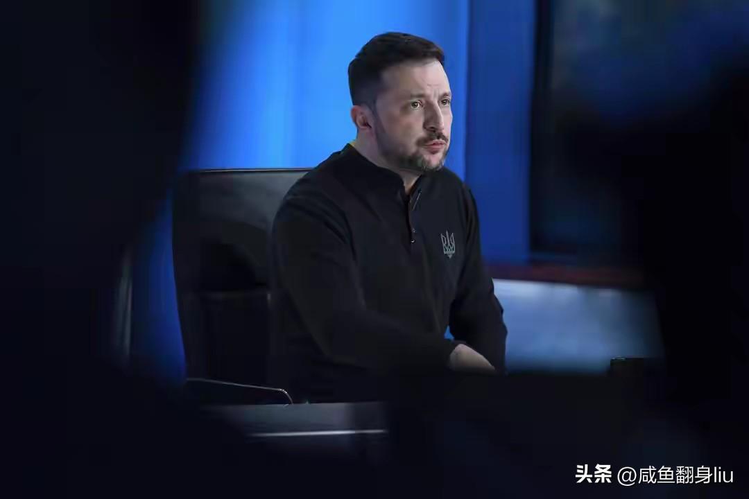 泽连斯基“愿在任何地方举行美俄乌谈判”，这不是妥协了，这是拖延时间。愿意谈判并不