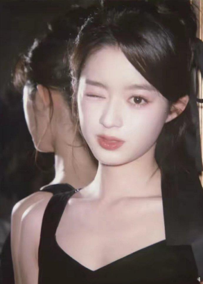 黄杨钿甜饰演小楚乔，眉眼间与赵丽颖神似，宛如亲姐妹，选角太妙。 ​​​