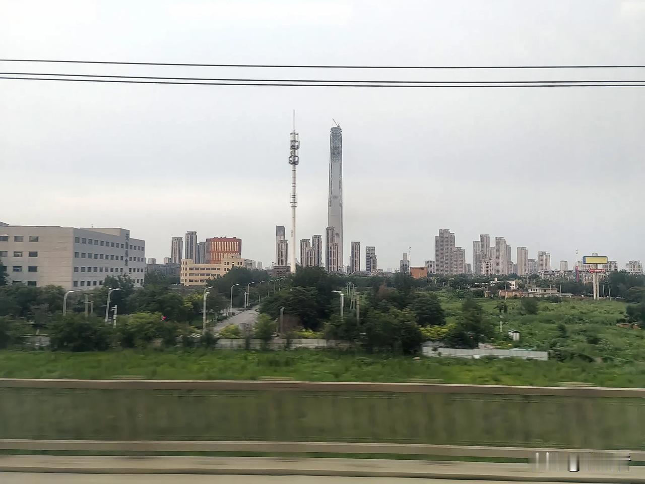 天津高楼大厦不少，没想到竟然还有这么高的建筑，估计得300米以上吧，不知叫什么名