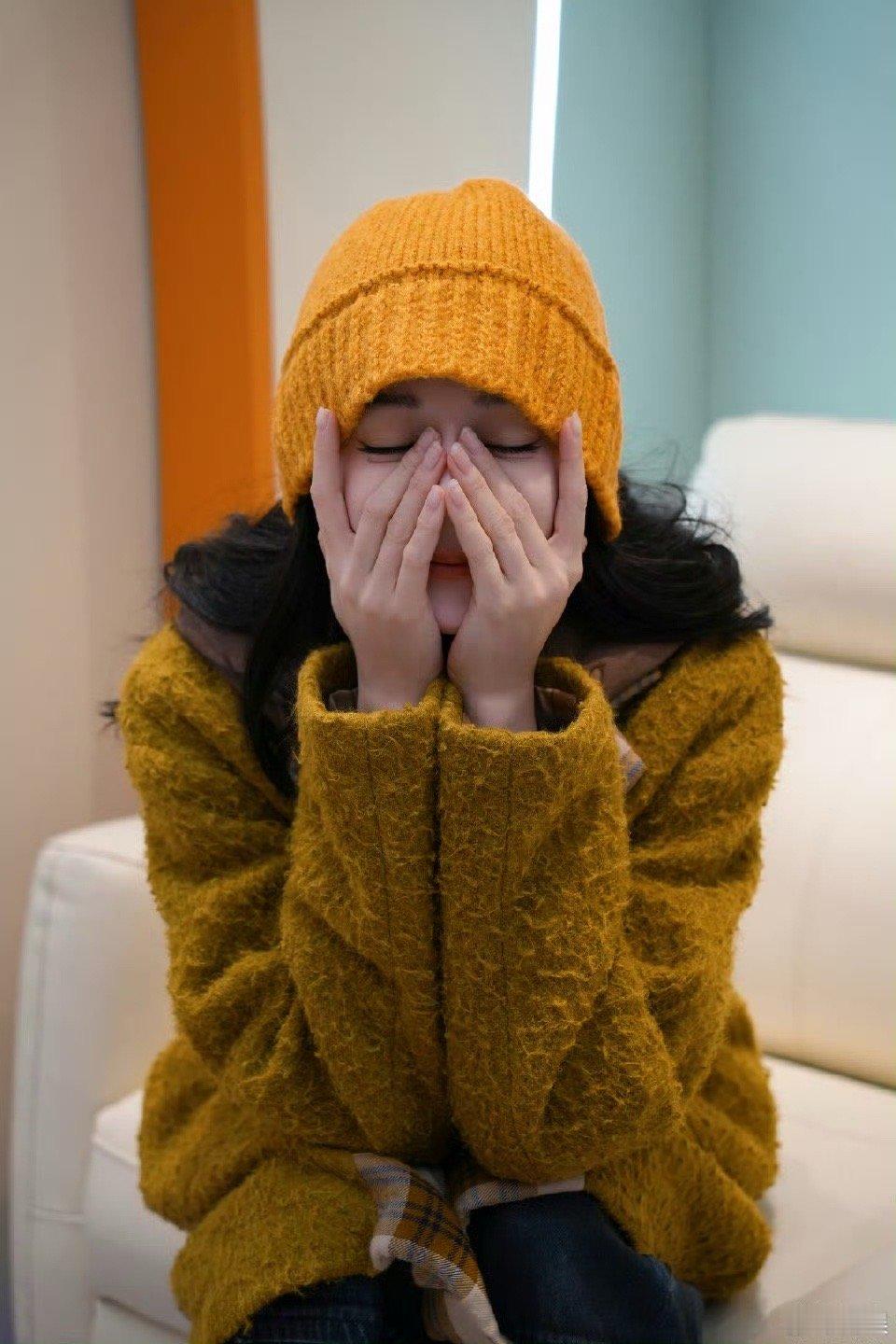 迪丽热巴今天是暖黄色系的 又有迪丽热巴美图看！今天是暖黄色系的漂亮小姐姐[爱你]