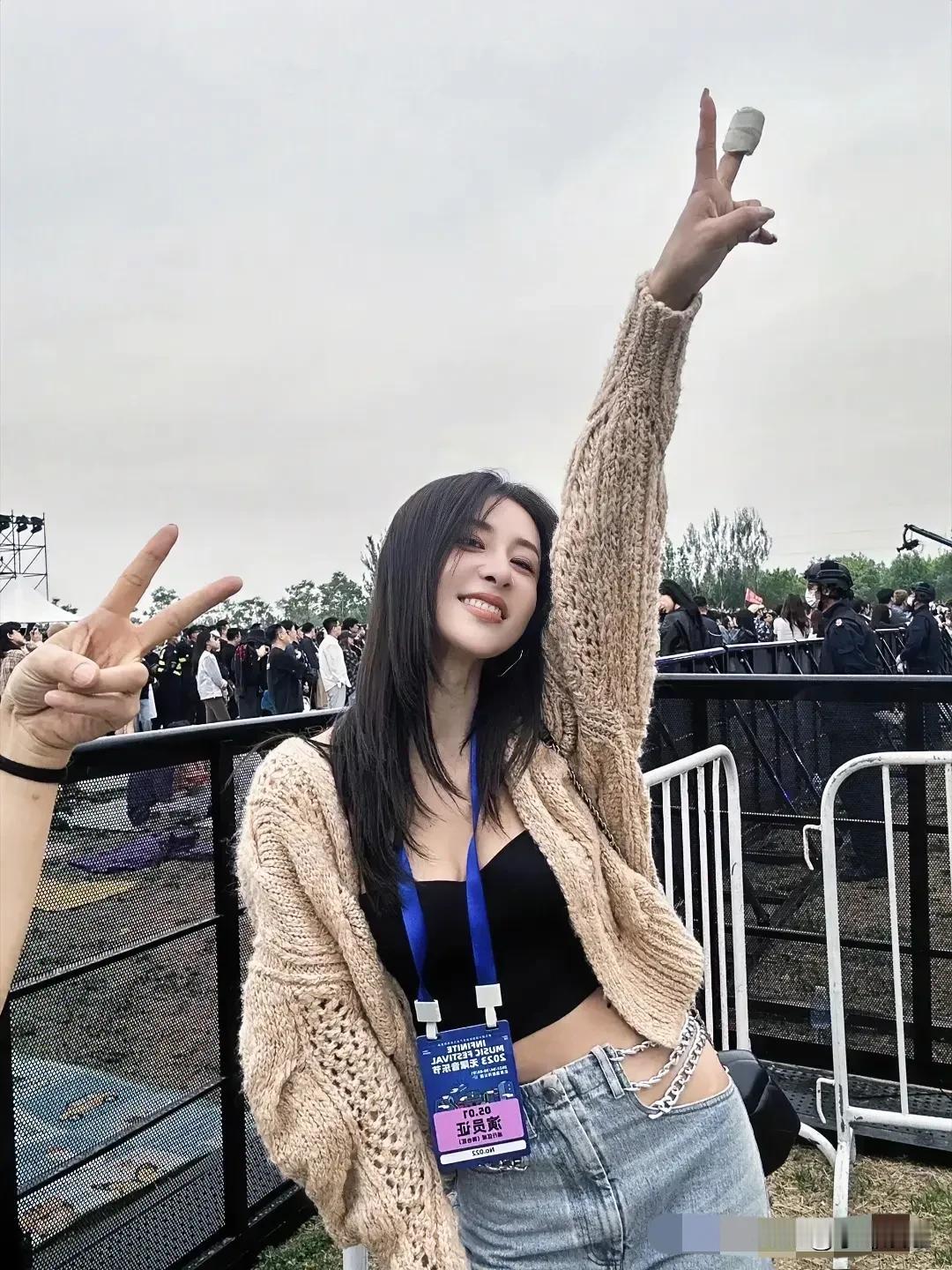 贾青好看吗？我看了800遍都不觉得她好看。这鼻孔真的有点雷人，比起王丽坤差十条街