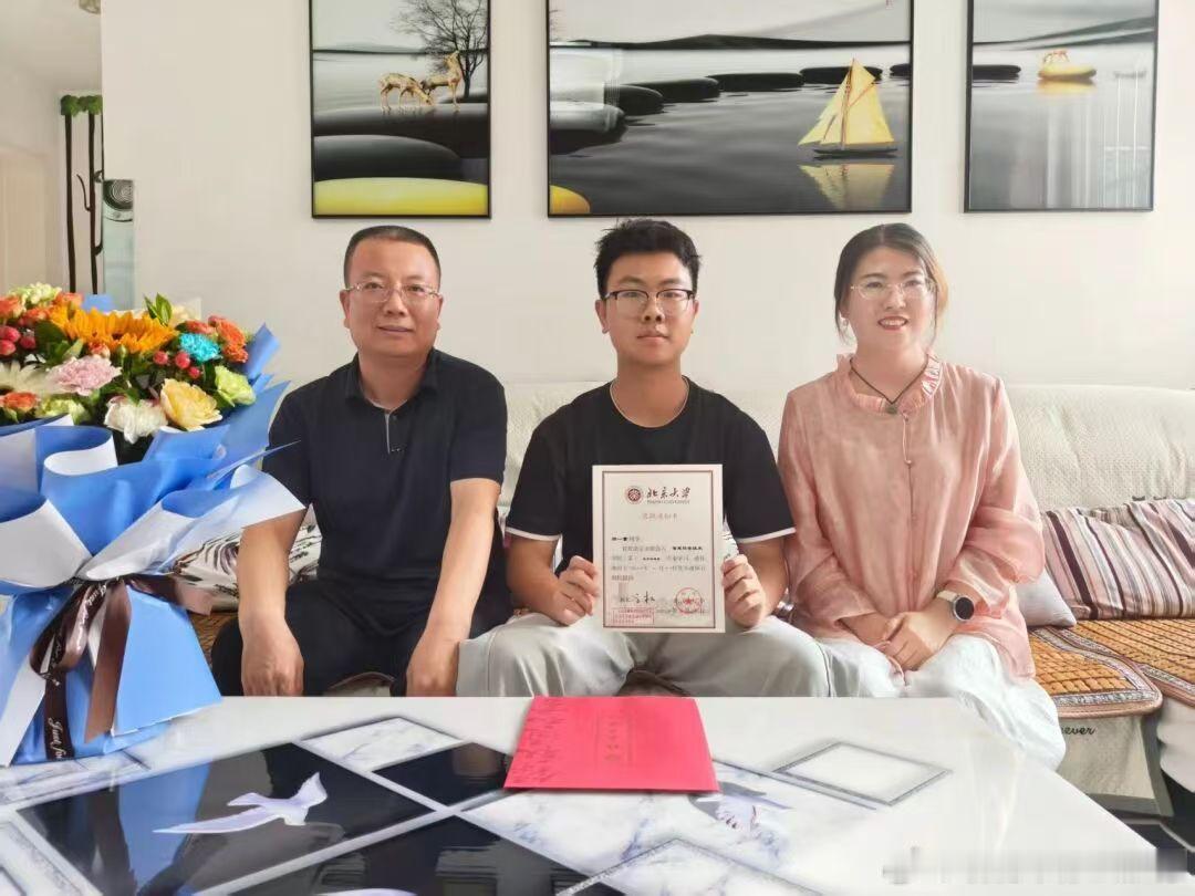 7月26日，陕西娃郑一重收到来自北京大学的录取通知书。他今年高考699分，被北京