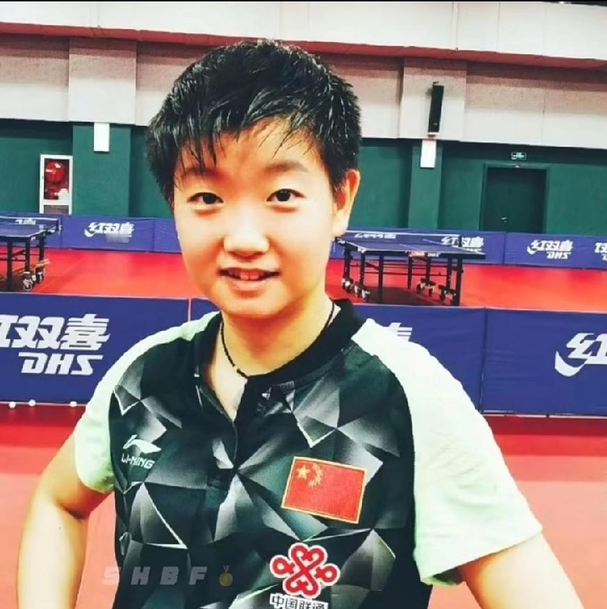 训练完的莎莎也太可爱啦！满头的汗，头发都湿乎乎的，却还是元气满满地对着镜头笑，这